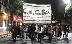 El centro de estudiantes de Sociales yendo al corte de Puente Pueyrredón