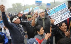 EL “Perro” Santillán junto a los compañeros del SEOM,  Jujuy, camino al centro de San Salvador, durante el paro nacional
