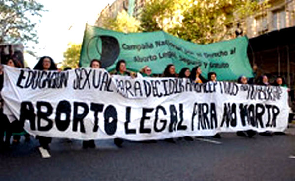 El pasado 9 de abril, más de 300 personas participaron de la conferencia de prensa que llamaba a apoyar el proyecto de ley para la interrupción voluntaria del embarazo, presentado en el Congreso de la Nación por quinta vez desde 2007