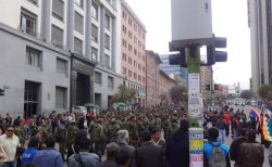 En Bolivia se vivió una inédita huelga de suboficiales de las Fuerzas Armadas, con masivas manifestaciones callejeras y apoyo de sectores populares.