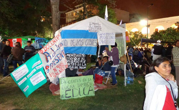 Acampe central en Plaza 9 de Julio. Salta