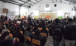 Casi un centenar de estudiantes del ISFD N°45 de Haedo participaron de la charla realizada por la agrupación Estudiantes en Marcha, denominada “Las violencias de género”,