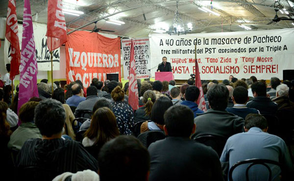 Con los puños  apretados reivindicamos  la memoria de  nuestros compañeros y  juramentamos seguir su  lucha por el socialismo,  construyendo el partido  y la internacional.