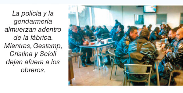 La policía y la gendarmería almuerzan adentro de la fábrica. Mientras, Gestamp, Cristina y Scioli dejan afuera a los obreros.