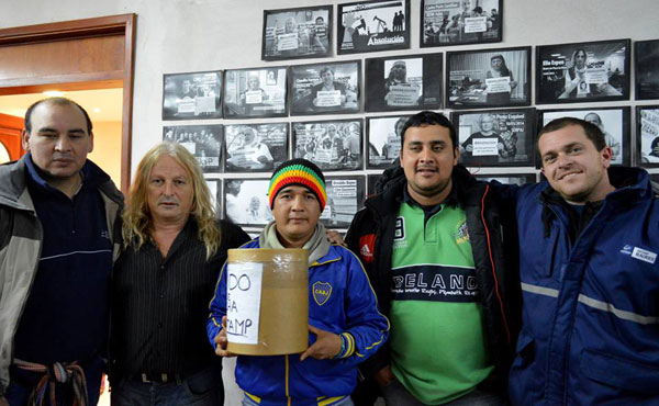 El dirigente ferroviario Rubén “Pollo” Sobrero junto a parte de los despedidos