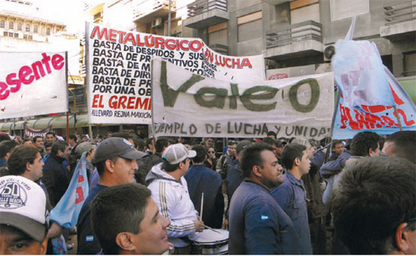 la marcha mostró una clara división, casi mitad por mitad, entre los que se encolumnaban tras la conducción y los que se diferenciaban de ella con una gran bandera que los identificaba como “metalúrgicos en lucha”.