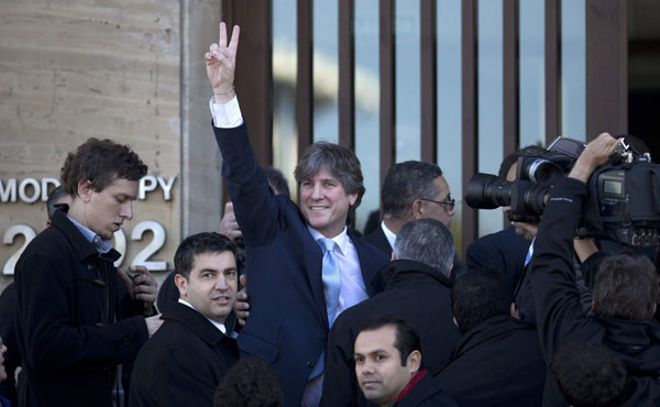 El liberal Boudou antes de entrar al tribunal haciendo la V de la victoria frente a 200 manifestantes de La Cámpora.