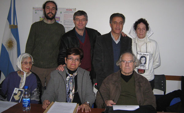 Graciela Ledo (centro) acompañada por Madres, Pérez Esquivel y los diputados Néstor Pitrola, Pablo López y nuestro compañero Juan Carlos Giordano