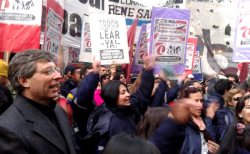 Giordano apoyando a las trabajadoras y trabajadores de Lear frente al ministerio