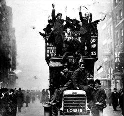 Festejos en Londres por el fin de la guerra. Noviembre 1918