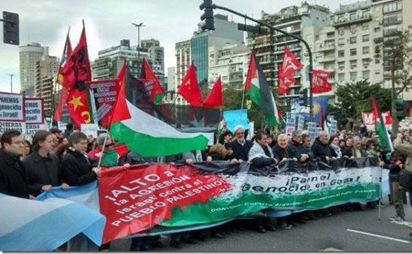 Miles de personas se dieron cita el pasado viernes 25 frente a la Cancillería Argentina junto al Comité Argentino en apoyo al Pueblo Palestino.