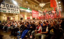 Vista general del acto. Rebalsó de público el salón principal de Unione e Benevolenza