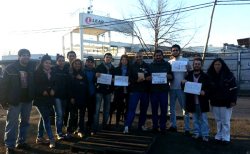 Los centros de estudiantes combativos de la UBA realizaron un festival el sábado 9 de agosto para recaudar fondos en apoyo a la lucha de los trabajadores de Lear y juntaron 10.300 pesos. En la foto, Nahuel Fernández (al medio), presidente del centro de Sociales, junto a otros dirigentes estudiantiles, haciendo entrega de lo recaudado.