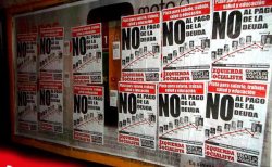 Carteles de nuestro partido reclamando el no pago