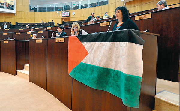 La bandera de Palestina en la banca de la diputada de Izquierda Socialista en el Frente de Izquierda,