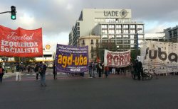 Estudiantes y docentes universitarios durante el paro del 28