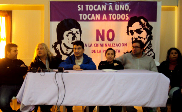 Conferencia de prensa en la sede del Sutef (Sindicato Unificado de los Trabajadores de la Educación Fueguina) contra la criminalización de la protesta, con la participación de Sobrero. A la izquierda Horacio Catena, secretario adjunto Sutef y secretario general CTA; Raúl Arce, secretario general Sutef (centro), junto a otros directivos del sindicato.