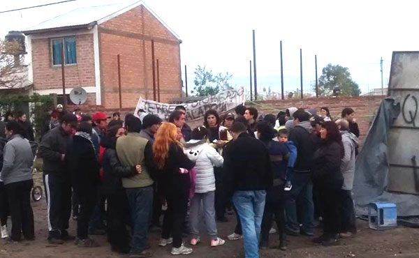 La diputada Lagunas en una asamblea de vecinos del barrio Melipal