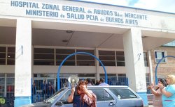 Norma Jaime hablando junto a sus compañeros  en la puerta del hospital