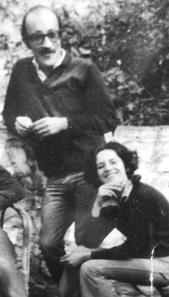 Laura Marrone con César y otros compañeros en un asado en las sierras cordobesas en 1973