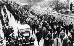 Guardias de las SS arrestaron judios en la noche de los cristales