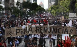 Multitudinarias marchas piden la renuncia del presidente
