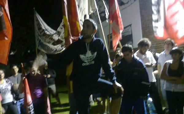 Gastón Rivero saludando luego del triunfo