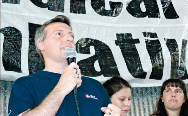 “Lear, escucha, tu lucha es nuestra lucha”. Con este cántico recibieron los ferroviarios a la delegación de despedidos de Lear encabezada por Silvio Fanti.