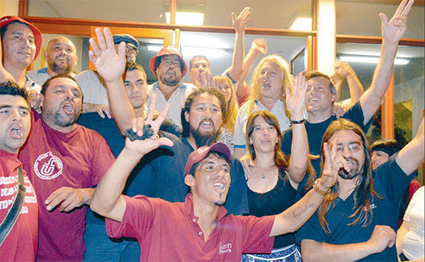 Festejo frente a la Seccional Haedo cuando Sobrero anunció el triunfo