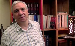 Yassin al-Haj Saleh es escritor y activista sirio. Fue prisionero político de Bashar Al Assad 16 años, entre 1980 y 1996.