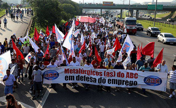 Tras 10 días de huelga que paralizaron totalmente la producción de Volkswagen de Anchieta, San Pablo, la empresa canceló 800 despidos.