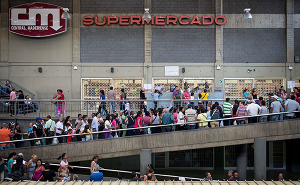 Interminables colas para conseguir alimentos