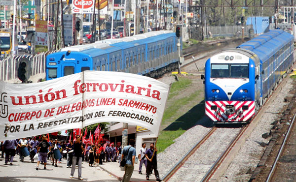 Hay que poner la gestión y administración de los ferrocarriles en manos de sus trabajadores y usuarios. Los trenes no pueden quedar una vez más en manos de funcionarios ineptos como Randazzo (antes Jaime) y “variantes” de La Cámpora.