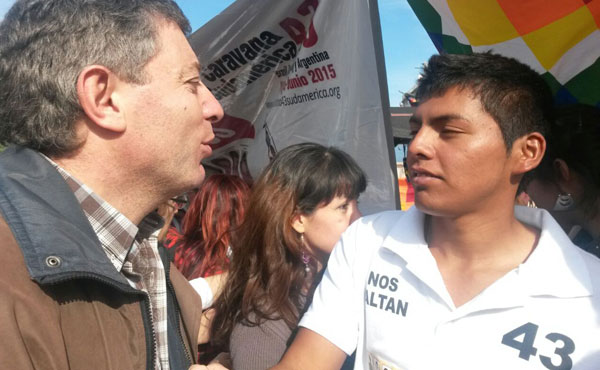 Juan Carlos Giordano con familiares de Ayotzinapa
