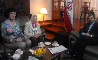 Laura Marrone y Nora Cortiñas con el embajador iraní