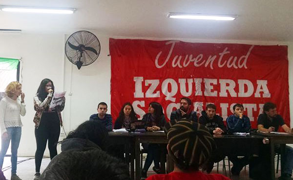 Vista de la mesa de coordinación que condujo el plenario de cierre donde se votaron a mano alzada las resoluciones