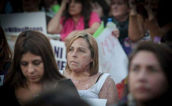 Karina en la marcha frente al Congreso