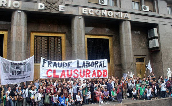 El viernes 5, una masiva movilización de trabajadoras y trabajadores recorrió con una estruendosa batucada el Ministerio de Economía en el marco de una nueva jornada de protesta.