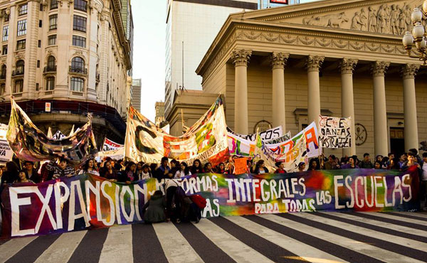 Nuevamente a los estudiantes secundarios de Capital protagonizamos una pelea en defensa de la educación pública y contra el modelo educativo del gobierno nacional y de la Ciudad de Buenos Aires