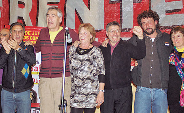El festejo en el palco desde la izquierda: Néstor Pitrola y Eduardo Salas (PO), Liliana Olivero, Juan Carlos Giordano, Ezequiel Peressini y Patricia Parola de Izquierda Socialista
