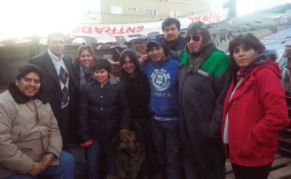 Adriana Astolfo, Luis Díaz y Giordano apoyando el acampe de los hijos  de trabajadores de Vialidad en Gallegos