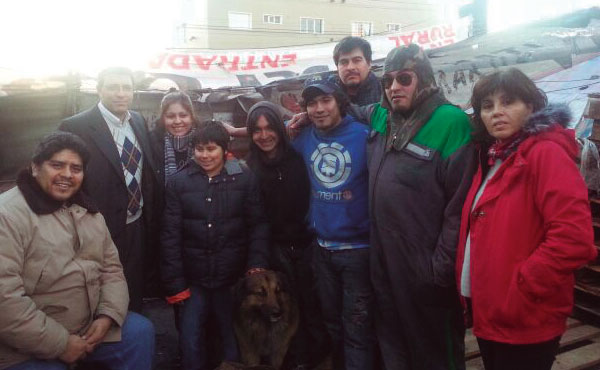 Adriana Astolfo, Luis Díaz y Giordano apoyando el acampe de los hijos de trabajadores de Vialidad en Gallegos