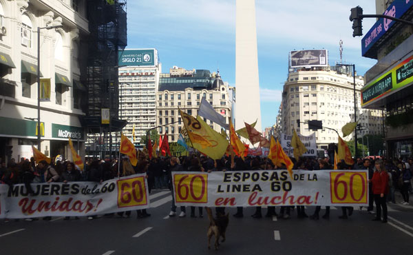 Vista  de la importante marcha de los choferes desde el Obelisco al Ministerio de Trabajo