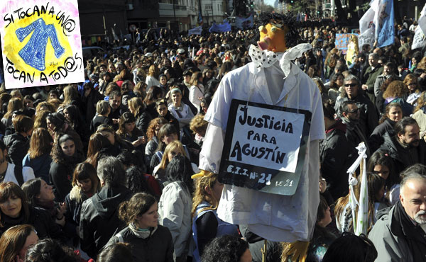 Miles de docentes movilizados frente al jardín de Flores donde concurría Agustín