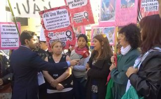 Personalidades, dirigentes políticos y organizaciones sociales apoyando a Karina en los tribunales de Morón