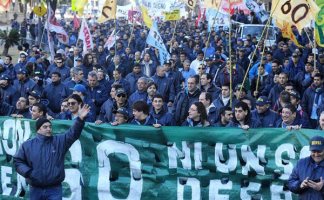 Luego de 41 días de lucha, la asamblea en Maschwitz resolvió aprobar la propuesta arrancada a la patronal y al gobierno en el Ministerio de Trabajo, entre abrazos y lágrimas de emoción