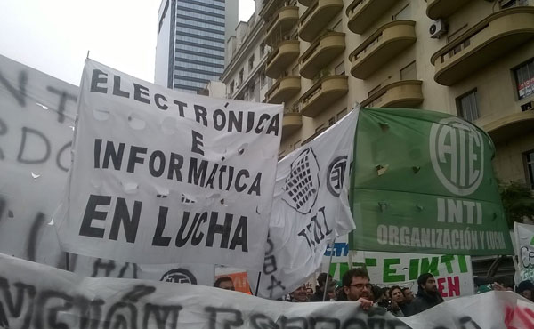 El pasado jueves 6 de agosto, cuando los trabajadores del INTI llevaban a cabo una manifestación en la Avenida General Paz a la altura de Constituyentes, la policía federal los encerró, atacó a golpes y arrojó gas pimienta