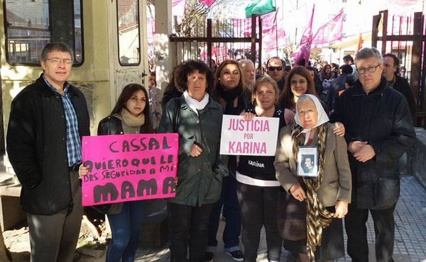 Personalidades, dirigentes políticos y organizaciones sociales apoyando a Karina en los tribunales de Morón