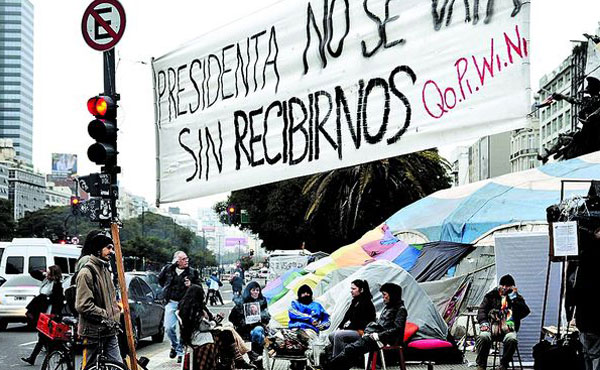 Desde hace seis meses, en medio del intenso tránsito de la Avenida de Mayo y 9 de Julio de la Ciudad de Buenos Aires, una centena de representantes de las comunidades Qom, Wichí, Pilagá y Nivaclé están acampando a la espera de ser escuchados.