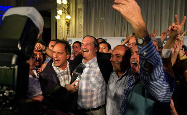 Scioli festejando el fraude con Alperovich y Manzur del FPV 